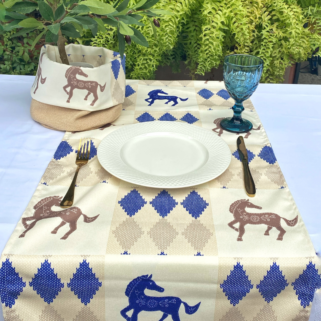 camino-de-mesa-coleccion-caballos-azul1