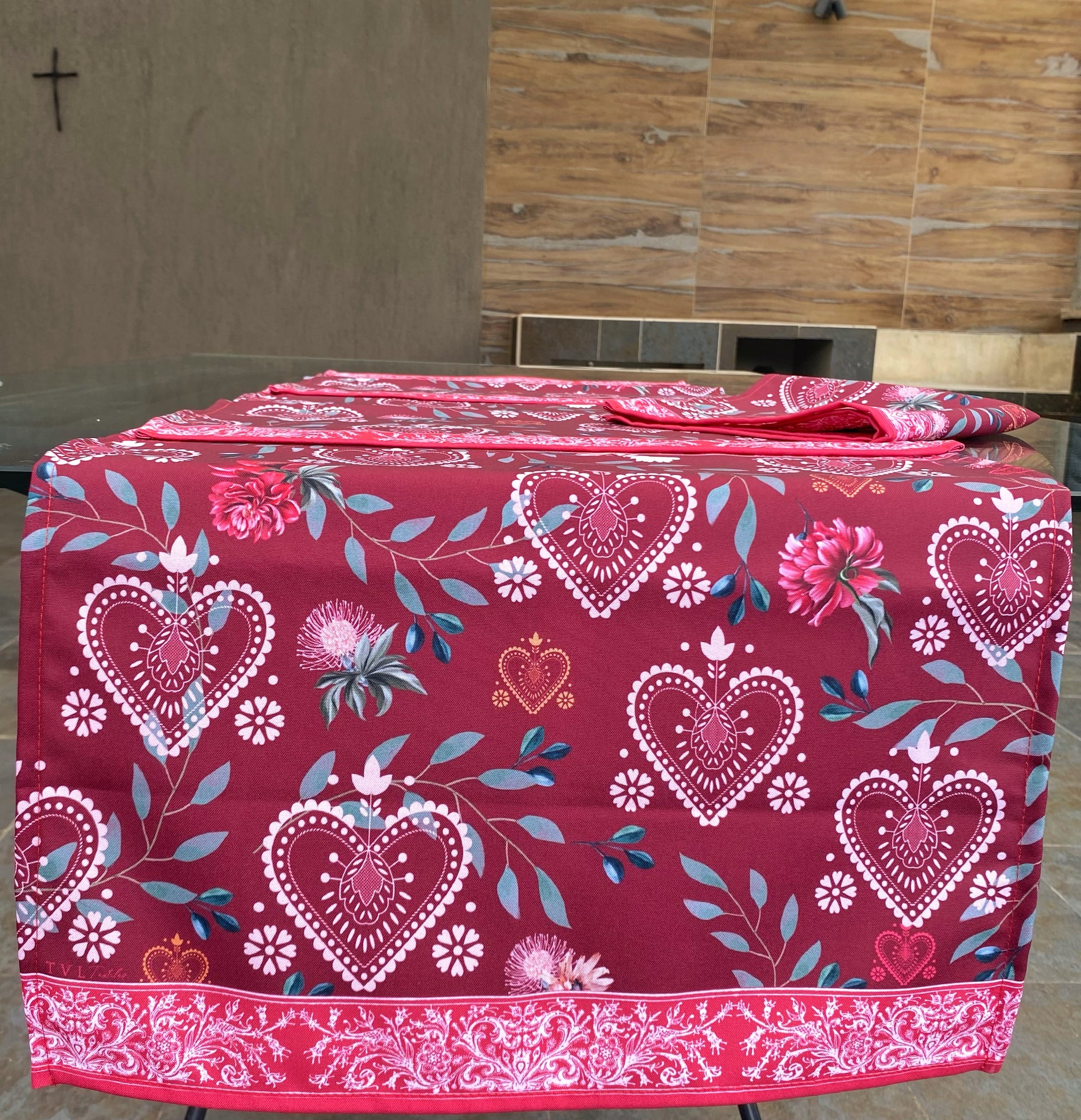 camino-de-mesa-coleccion-amor-y-amistad-corazones-magenta1