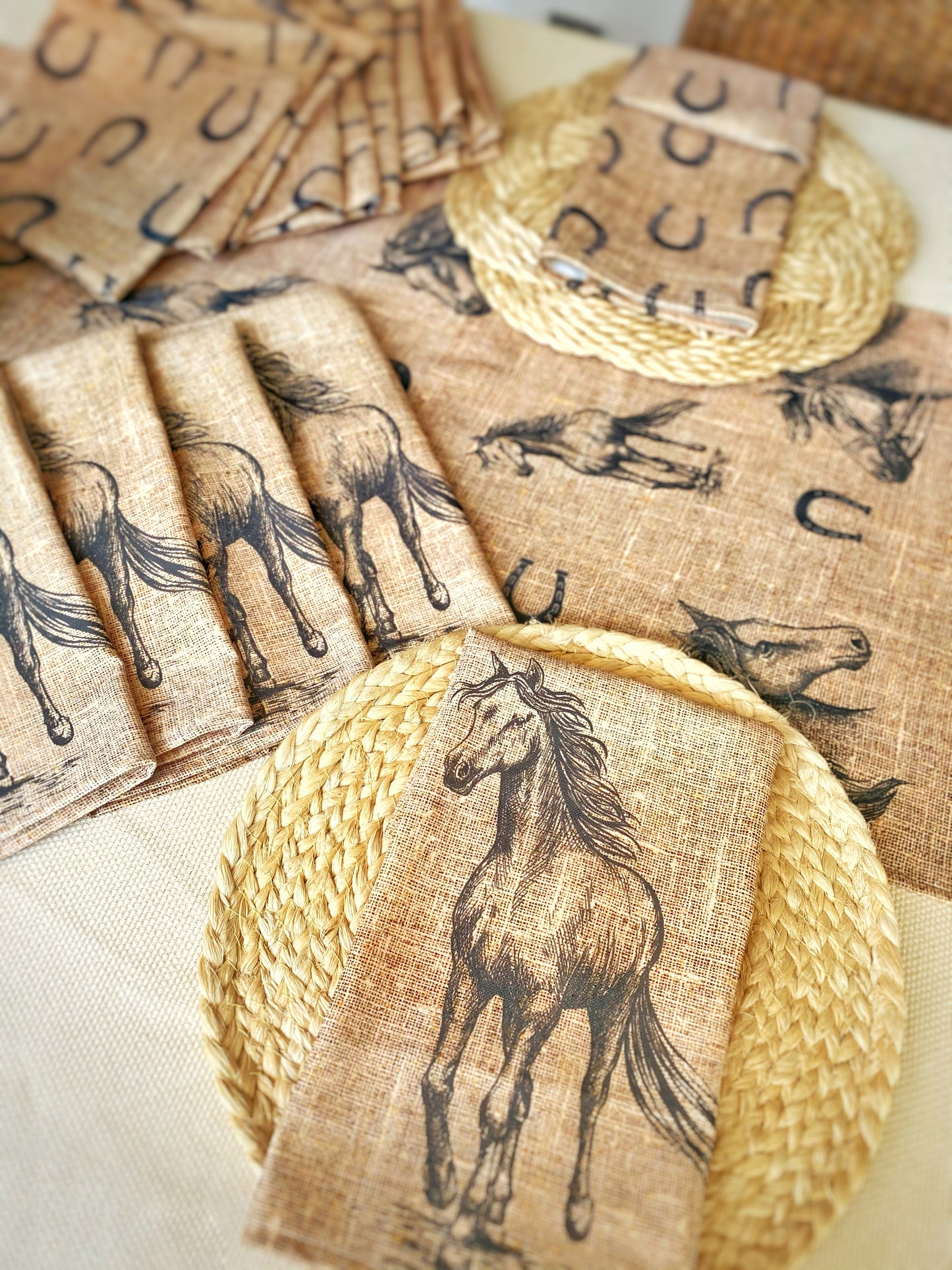 Servilletas colección caballos -  caballos y herraduras fondo yute