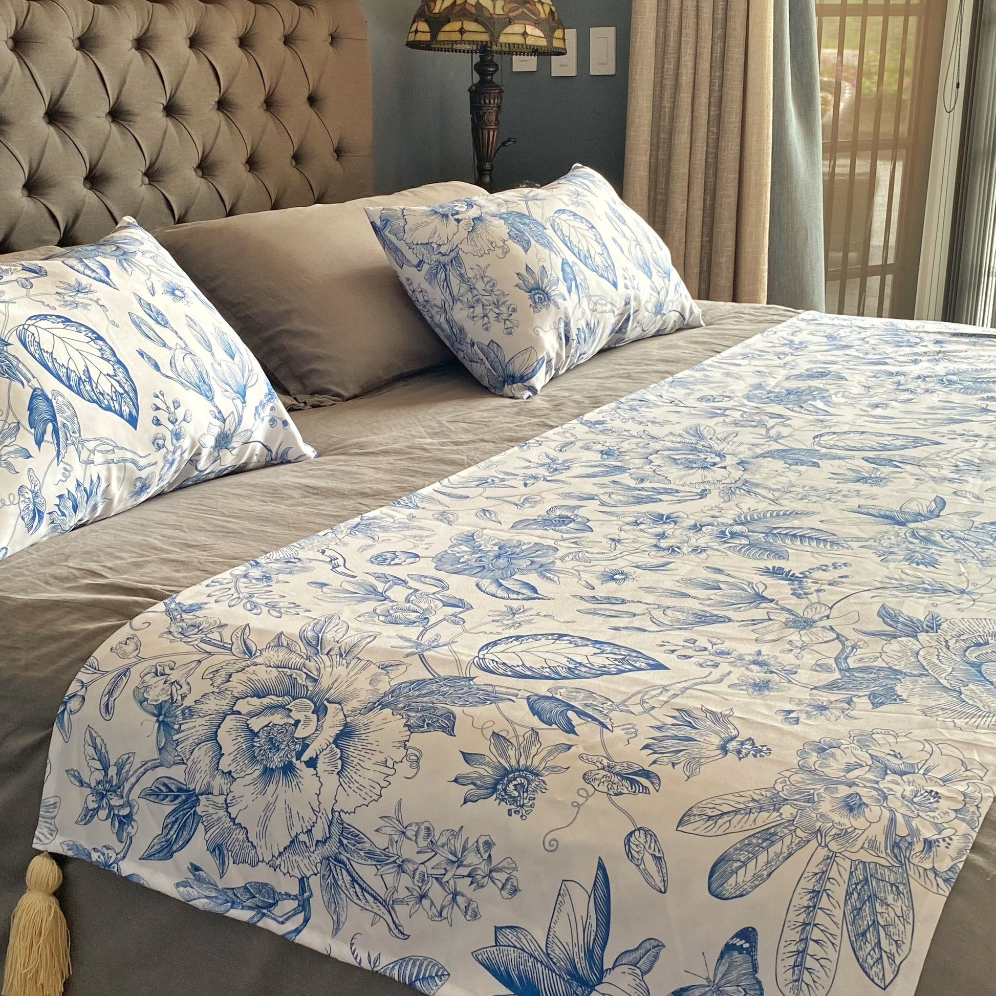 pie-de-cama-coleccion-dilo-con-flores-flor-azul-con-pompones1